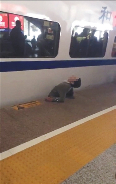 視頻顯示，一男子下半身被卡在站臺與列車之間縫隙。