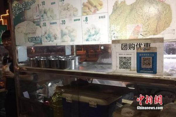 不少小商販都用上掃碼支付。中新網 吳濤 攝