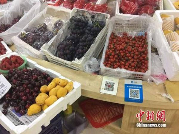 某水果攤，收款二維碼貼在顯眼位置。中新網 吳濤 攝