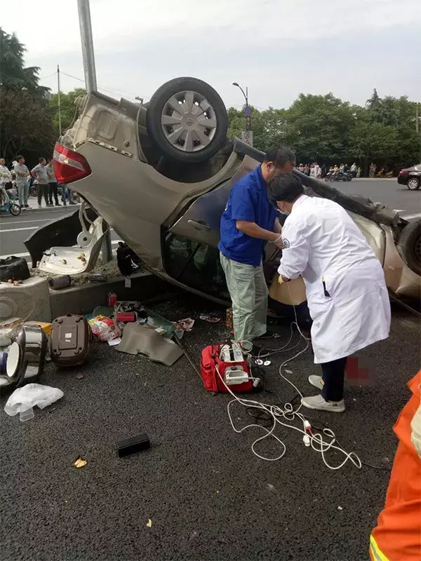 不值！小車四腳朝天司機(jī)身亡 死者只為偷幾罐奶粉