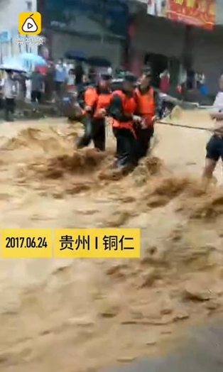圖為6月24日，貴州銅仁多個區(qū)縣遭暴雨襲擊。