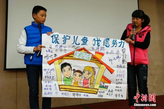 12月4日，由全國婦聯和聯合國兒童基金會在北京共同舉辦了“共同行動——停止對兒童暴力，促進兒童保護”的主題宣傳活動。圖為活動兒童代表以繪畫的形式說出他們的心聲。<a target='_blank'  _fcksavedurl='http://www.chinanews.com/'>中新社</a>發 富田 攝