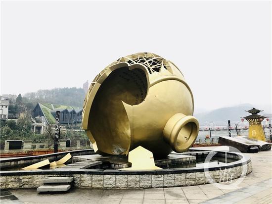 △茅臺鎮(zhèn)1915廣場著名的“壇碎”雕塑。