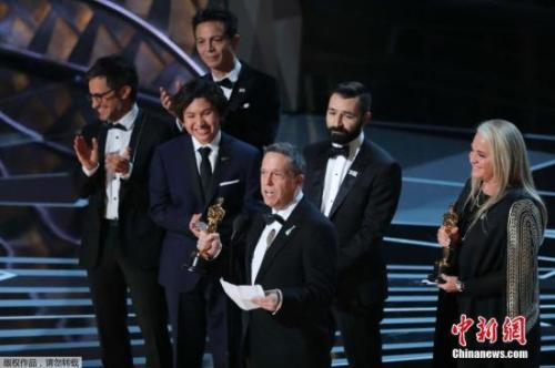 《尋夢環(huán)游記》獲最佳動畫長片。主創(chuàng)說表示《尋夢環(huán)游記》證明了藝術(shù)能跨越種族,傳播到全世界。