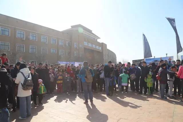 主持人胖達帶領魚油們進行抽獎環節,禮物大大滴呦! 主持人胖達帶領魚油們進行抽獎環節,禮物大大滴呦!