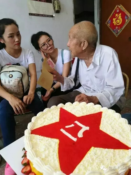 二姐們認真聽老兵講抗戰的故事，老人年事已高，記憶都是轟炸！轟炸！轟炸！