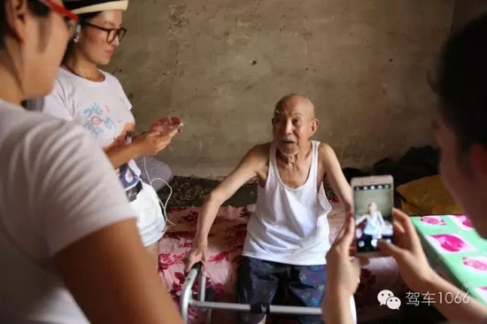 老兵老兵，你的勛章呢，國家給你的那個？