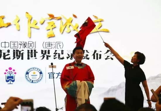 河南電臺戲曲廣播娛樂976大當家木子女士以“揭蓋頭”的方式宣布“月陽工作室”正式成立 河南電臺戲曲廣播娛樂976大當家木子女士以“揭蓋頭”的方式宣布“月陽工作室”正式成立