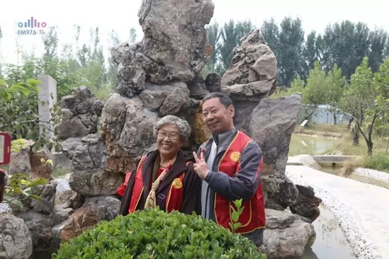 爺爺奶奶叔叔阿姨被盛運莊園的景致吸引，紛紛拍照留影