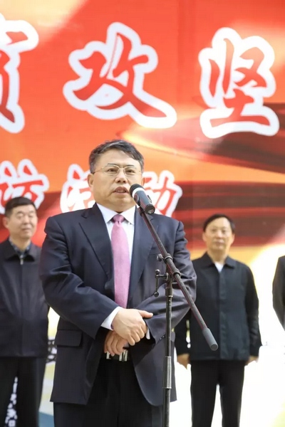 省委宣傳部副部長、省新聞出版廣電局局長朱夏炎宣布《打贏脫貧攻堅戰》大型采訪活動正式啟動。