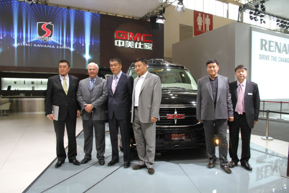 北京國際車展上,全新GMC S系列頂級商務車在亞太區(qū)首發(fā)。圖為企業(yè)領導與新車合影。