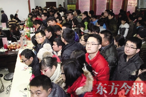 昨日上午，鄭州市金水區(qū)民政局婚姻登記處，領(lǐng)證的新人擠滿了辦證大廳