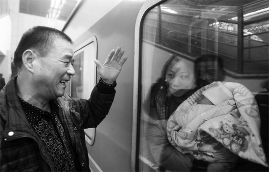 車要開了，史振星揮手向女兒懷中的外孫告別。女兒帶著剛剛出生43天的孩子，要到千里之外湖南的婆婆家過新