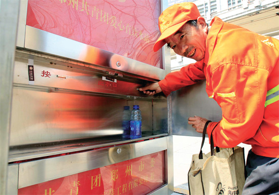 3月27日，鄭州紫荊山立交橋下，出現(xiàn)一種“直飲水機”，市民稱其為機器“送水哥”