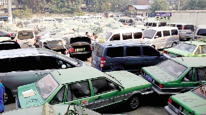 國慶期間，鄭州市客運(yùn)管理處查處的大批非法營運(yùn)車輛