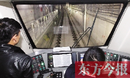 為了地鐵一號線在年底按期投入試運營，大家正在緊張調試