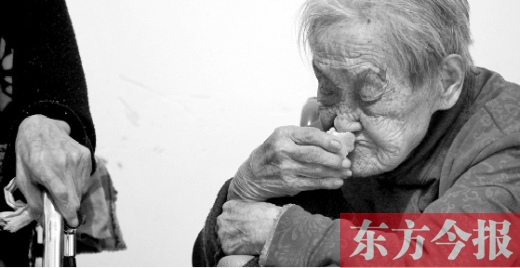 在鄭州惠濟區紅樹林老年療養院內，一位老人在吃蛋糕