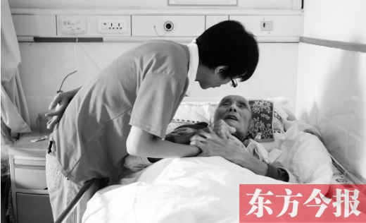 10月11日，鄭州愛馨養(yǎng)老集團(tuán)。護(hù)工對老人無微不至地關(guān)懷照顧