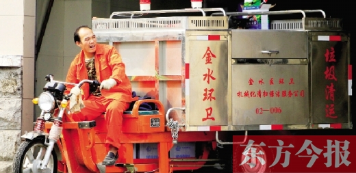 鄭州市金水區(qū)新添置的全封閉電動(dòng)垃圾清運(yùn)車(chē)，既實(shí)用又美觀