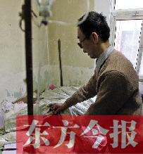 54歲的老楊把自己當做護士，不離不棄照顧著已成“植物人”的母親