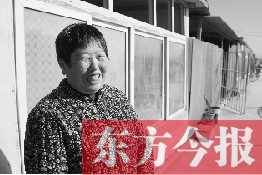在京水村的臨時過渡區內，一位大媽在儲存大白菜