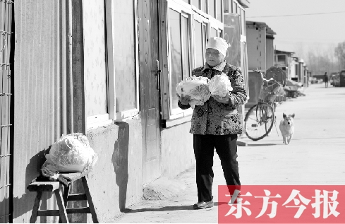 在京水村的臨時過渡區內，62歲的村民白小英對未來的生活充滿期待