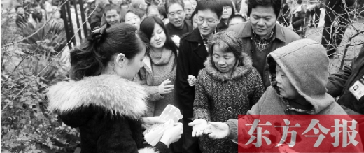 12月8日，鄭州市民排隊領取地鐵試乘劵。
