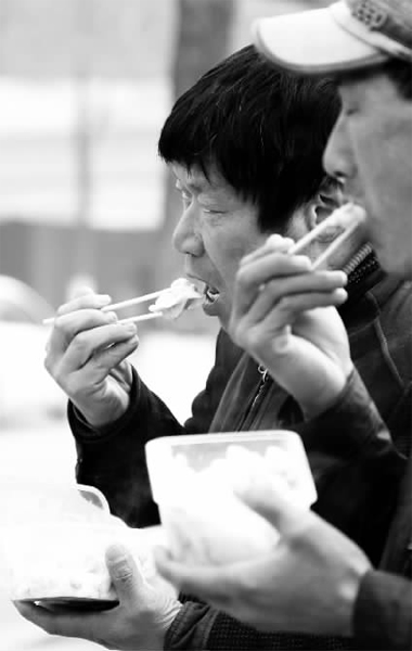 昨天，幾十名網友響應王孝力的號召，送餃子給鄭州市南陽路立交橋下的務工人員