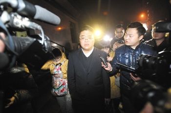 1月15日，重慶，庭審結束，張貴英的辯護律師接受媒體采訪。