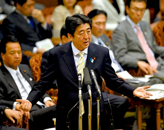 23日，安倍在參議院預算委員會發表講話。