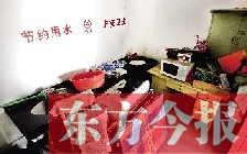 廁所進(jìn)門中廳，擺放著灶臺、餐桌、床鋪等，乍一看像個客廳