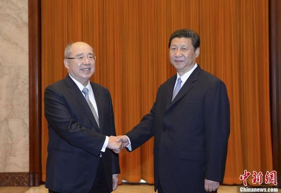 中共中央總書記習(xí)近平13日下午在北京人民大會(huì)堂會(huì)見了中國國民黨榮譽(yù)主席吳伯雄率領(lǐng)的國民黨大陸訪問團(tuán)一行。中新社發(fā) 廖攀 攝