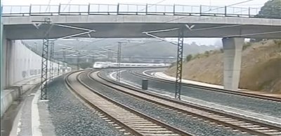 時速190公里的列車通過一個限速80公里的急轉彎。