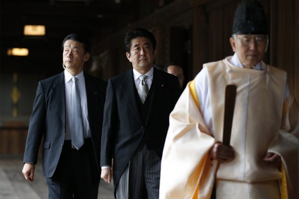 當地時間2013年12月26日，日本東京，日本首相安倍晉三抵達靖國神社。