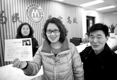 2014年1月27日，浙江臺(tái)州，王傳遠(yuǎn)、陳芳芳夫妻倆舉起再生育證向人們展示。圖/東方IC