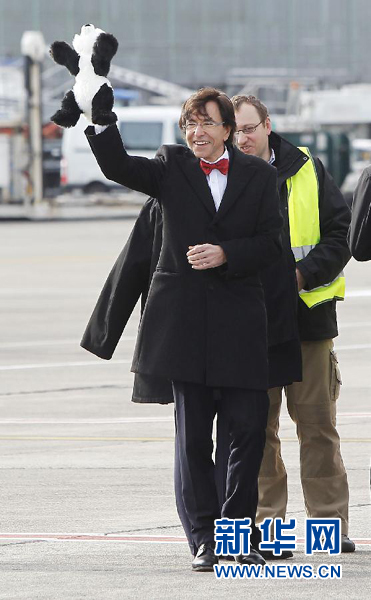 2月23日，在比利時首都布魯塞爾的國家機場，比利時首相迪呂波手舉熊貓玩具歡迎大熊貓“星徽”和“好好”