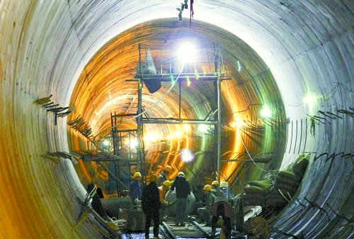 2012年12月30日，工人們在南水北調中線穿黃隧洞內施工。