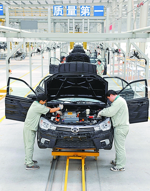 　　4月16日，新鄉(xiāng)市新能電動汽車有限公司的工作人員在電動汽車生產(chǎn)流水線上作業(yè)。目前，新鄉(xiāng)現(xiàn)有規(guī)模以