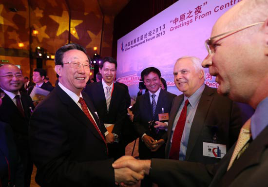 3月24日晚，省委書記、省長郭庚茂在參加中國發展高層論壇“中原之夜”活動時與外商親切握手交談。