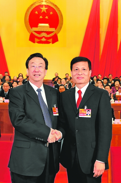 4月2日上午，新當選的省人大常委會主任郭庚茂與新當選的省人民政府省長謝伏瞻親切握手。郭宇 董亮 攝