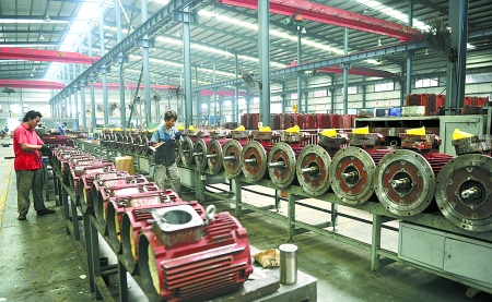 8月9日，南陽微特防爆電機有限公司員工生產出口訂單產品。