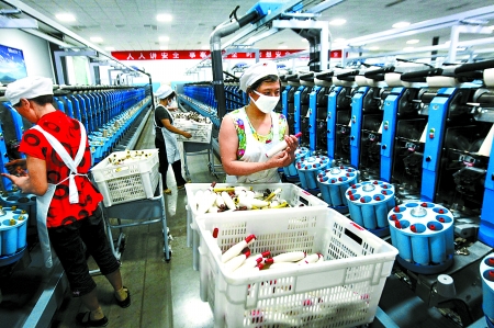 6月6日,舞鋼市鑫海紡織有限公司員工正在新建成的紡紗車間生產(chǎn)。 6月6日,舞鋼市鑫海紡織有限公司員工正在新建成的紡紗車間生產(chǎn)。