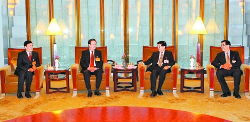 3月24日,國(guó)務(wù)院發(fā)展研究中心主任李偉在北京會(huì)見(jiàn)了前來(lái)出席中國(guó)發(fā)展高層論壇“中原之夜”活動(dòng)的河南省 3月24日,國(guó)務(wù)院發(fā)展研究中心主任李偉在北京會(huì)見(jiàn)了前來(lái)出席中國(guó)發(fā)展高層論壇“中原之夜”活動(dòng)的河南省