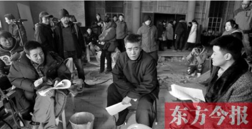 導(dǎo)演安建（左）、主演陳寶國(guó)等坐在一起說(shuō)戲