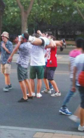 外籍男子當街肩扛、腳踏醉漢