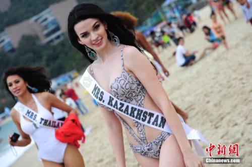 環球夫人全球總決賽上演泳裝秀