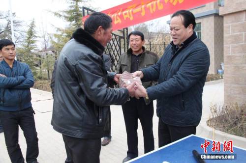 甘肅山村一支書發百萬分紅現金