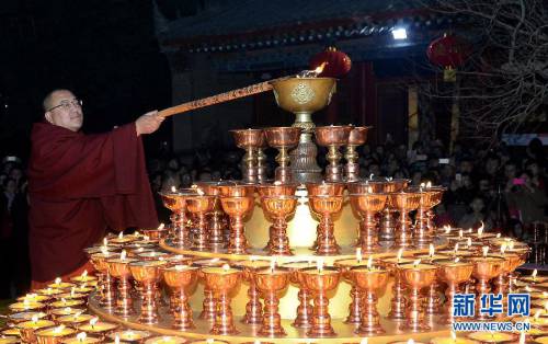 西安民眾點(diǎn)燃萬盞酥油燈祈福新春 西安民眾點(diǎn)燃萬盞酥油燈祈福新春