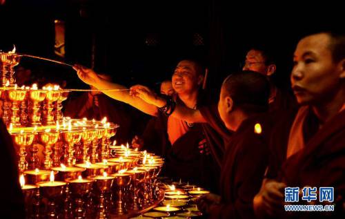 西安民眾點(diǎn)燃萬盞酥油燈祈福新春 西安民眾點(diǎn)燃萬盞酥油燈祈福新春