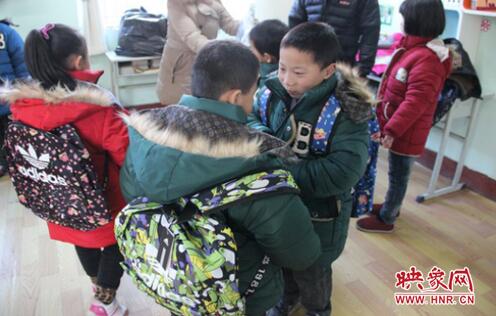 看，咱們的衣服一樣